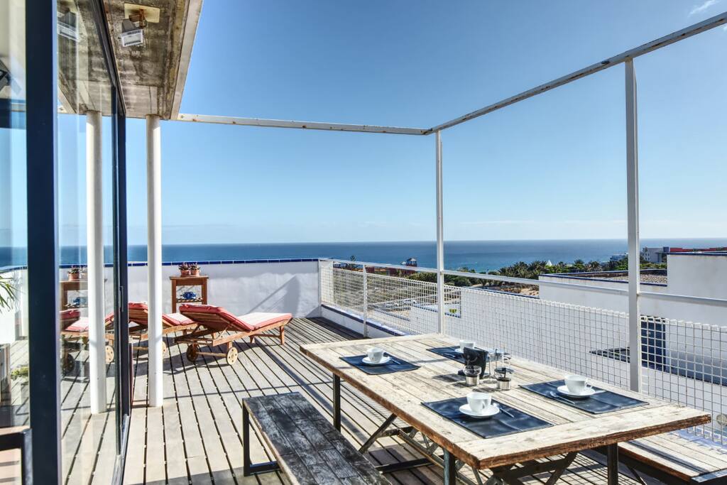 Terraza equipada con tumbonas y mesa exterior de 180 cms