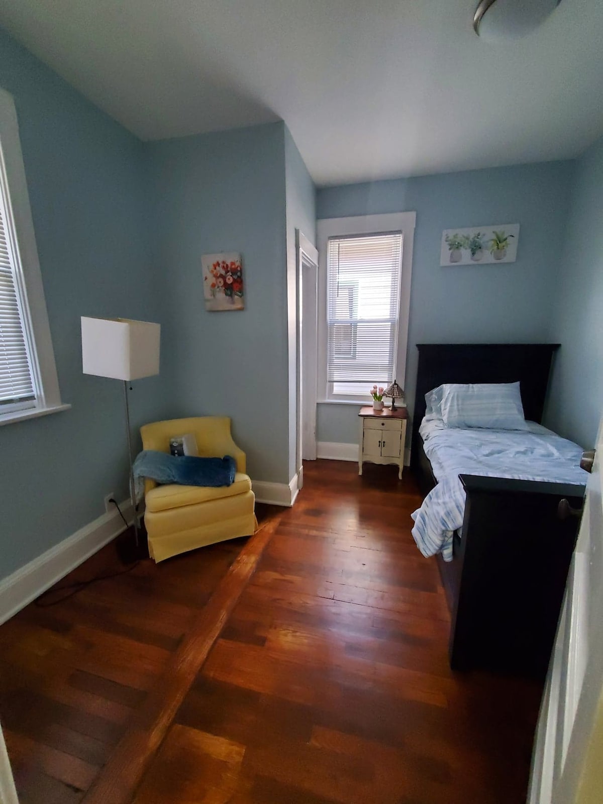 Стая с 2 единични легла 3