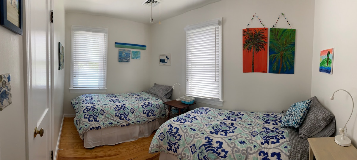 Ტყუპი საწოლი წარმოდგენილია პატარა საძინებელში.