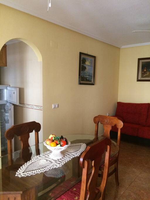 Salòn y entrada a la cocina