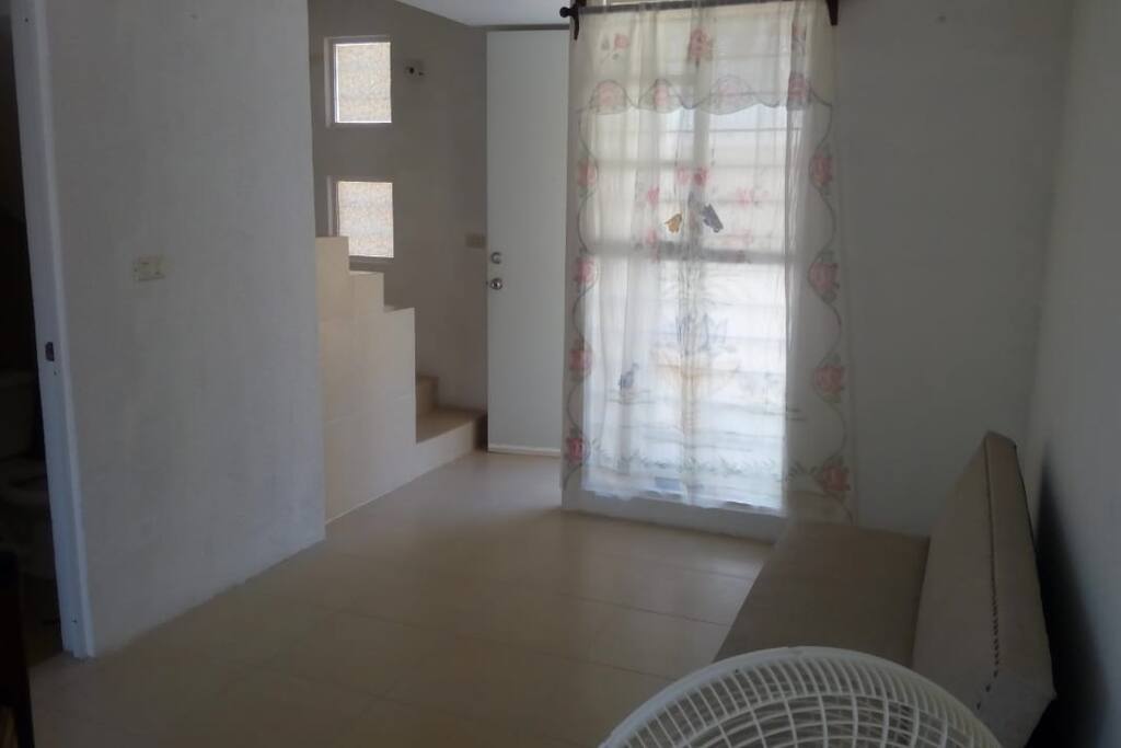 sala con futon y comedor