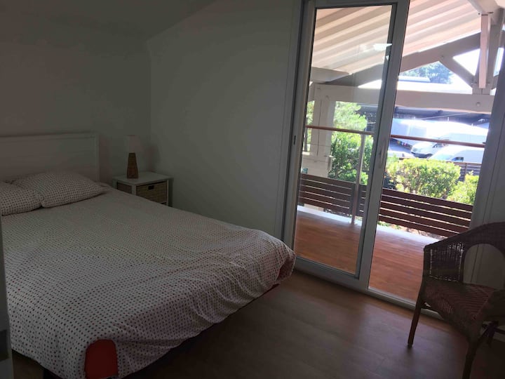 Spálňa 4 na poschodí so sklenenými dverami a veľkým balkónom, strana trhu. 140 lôžok.