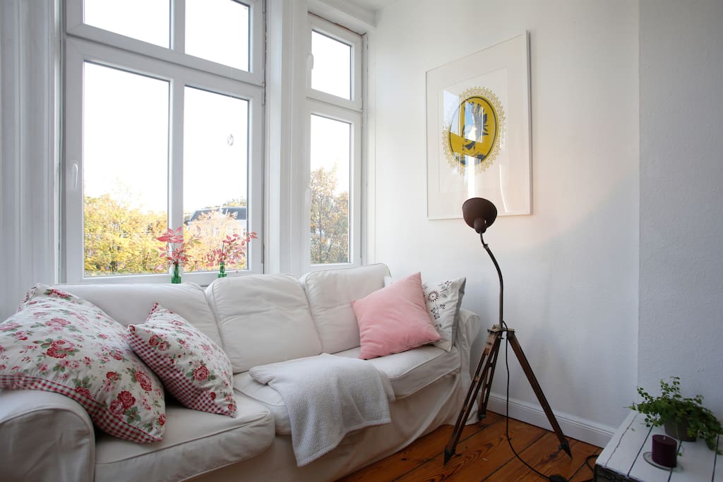 COSY SUNNY SOFA AREA