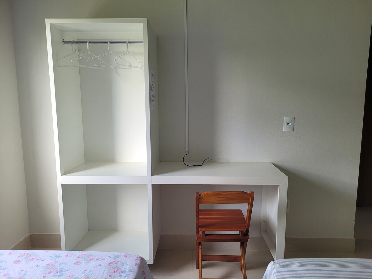 Საცხოვრებელი სახლი ოფისისთვის, ქსელური კაბელით და შტეფსელით ყველა ოთახში. 