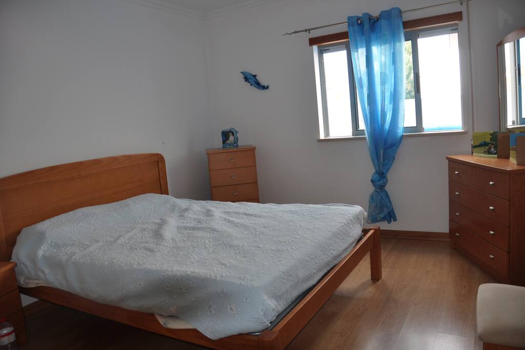 Chambre de 2 pers , lit double et salle de douche attenante .vue sur terrasse.