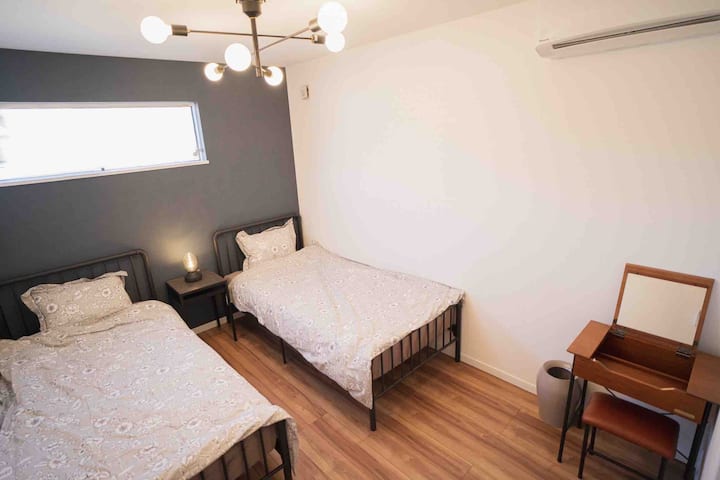 إنها الغرفة 201 في الطابق الثاني. إنها أكبر غرفة ويمكنك إحضار حقائبك.