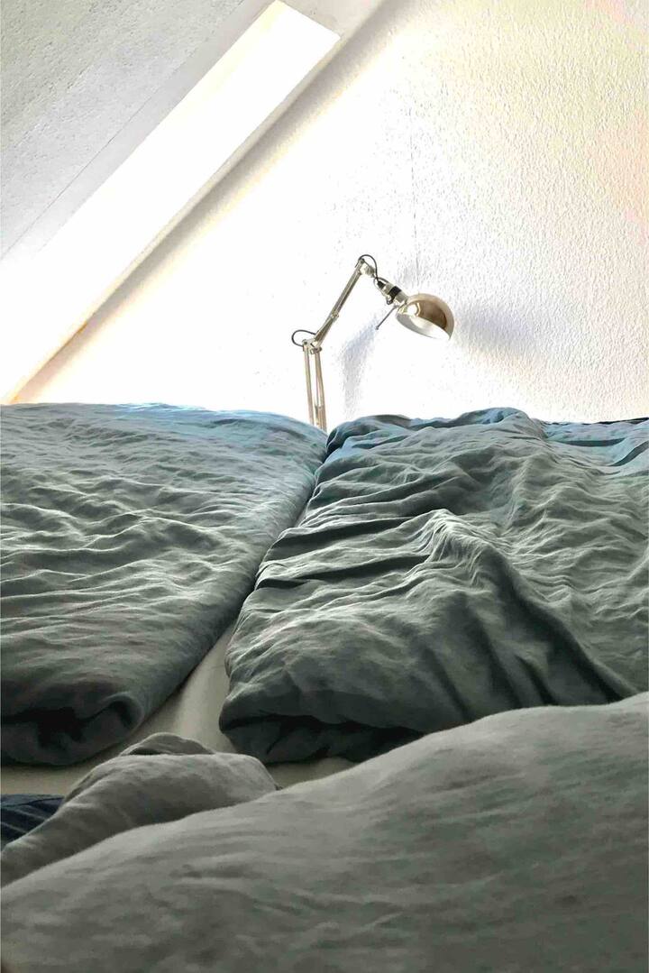 בקומה העליונה יש את המיטה שלכם עם "Sterngucker Flew Window ". אנחנו מספיק רחוקים מ - HH כדי לראות שמיים זרועי כוכבים מדהימים.