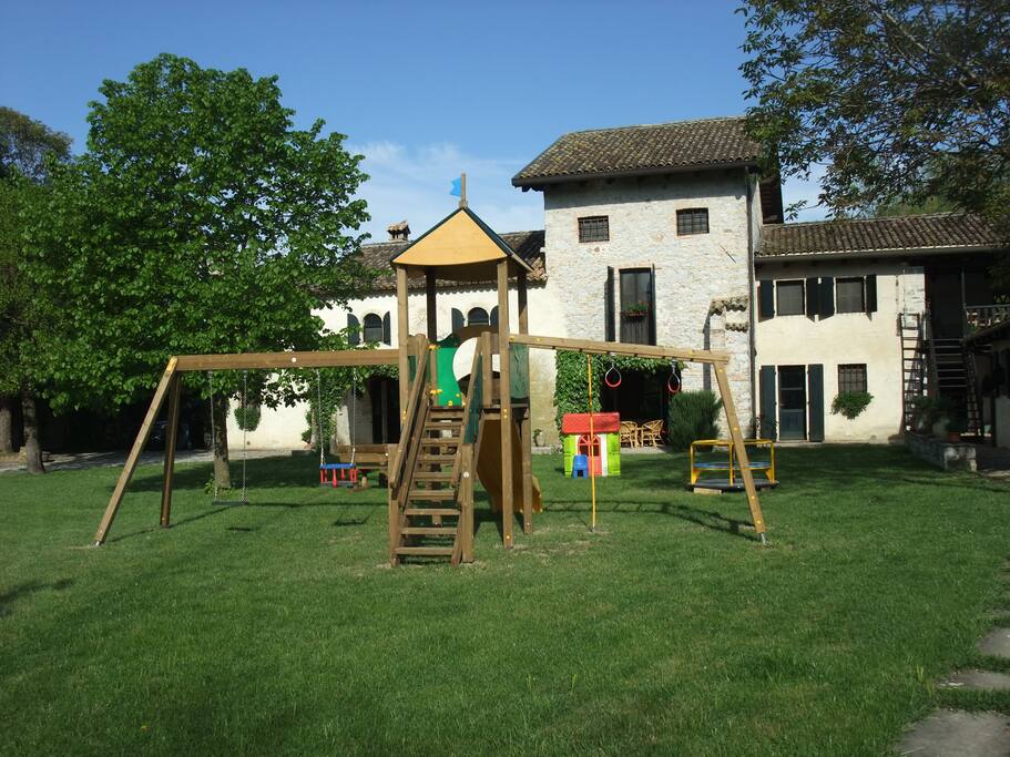 Esterno della casa con parco giochi