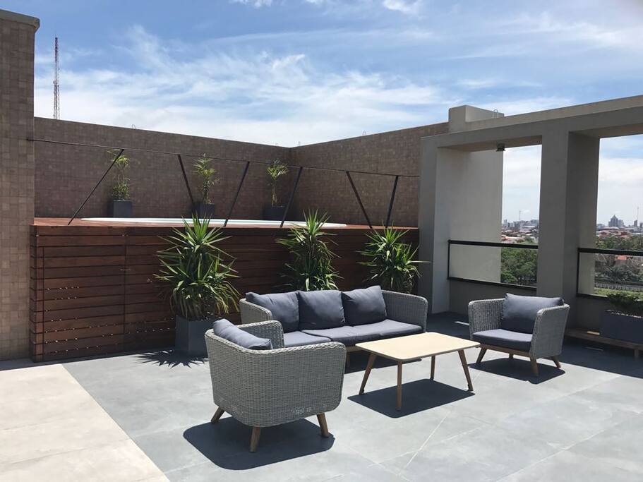 Lujosa terraza y zonas de esparcimiento, jacuzzi al aire libre, piscina y parque infantil