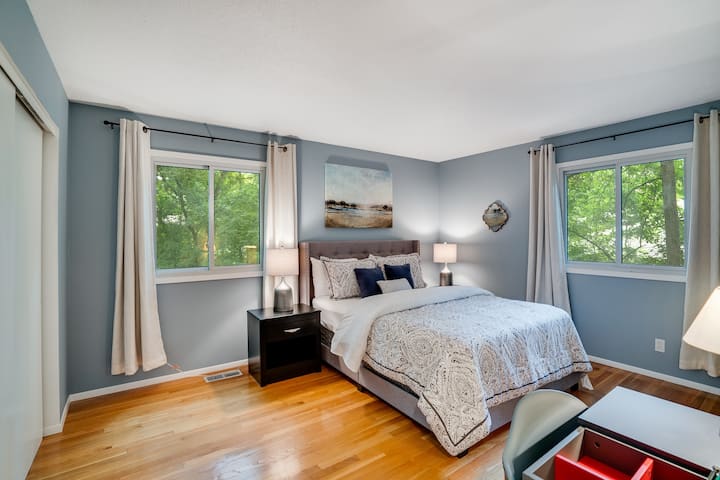 חדר שינה זוגי קווין סייז בקומה העליונה. מקום ל -2