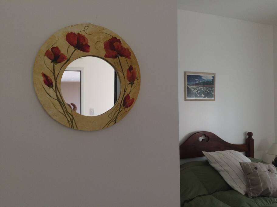 Dormitorio con cama matrimonial