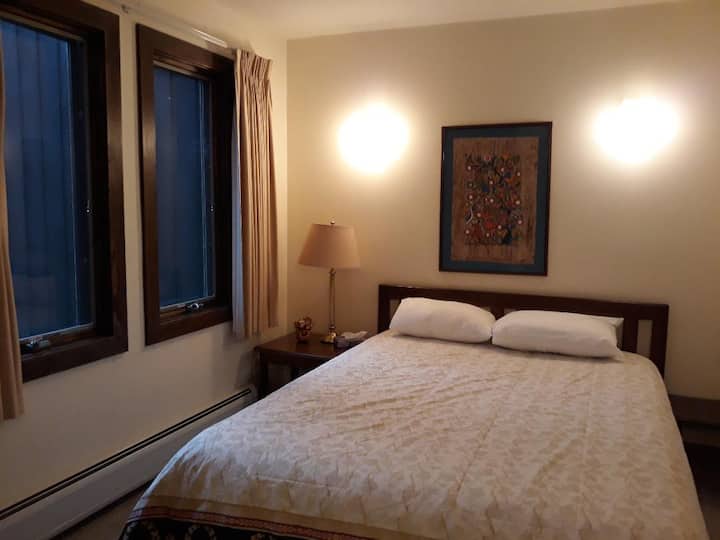 Ovo je naša spavaća soba za odrasle/goste i nalazi se u prizemlju.  Na oba kata nalaze se kupaonice, a svaka od dva para imat će svoju kupaonicu.  