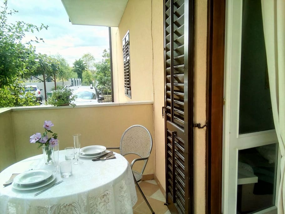 Il terrazzo con tavolo e sedie