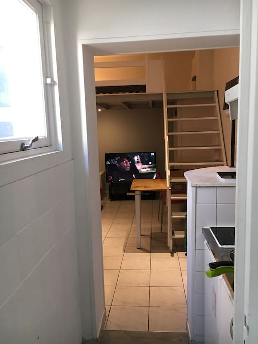très bon studio avec une mésanine + un clic-clac lit.