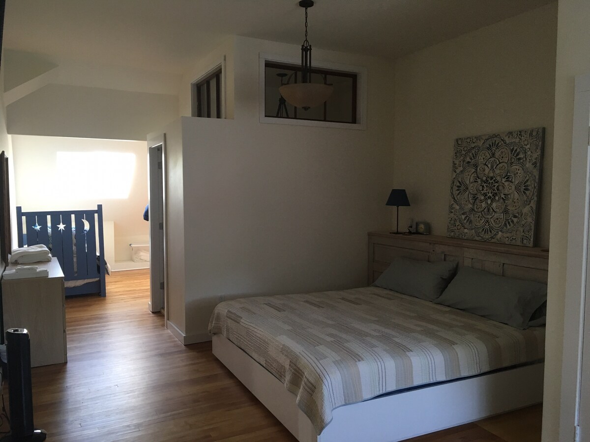 Легло тип Кинг и детско легло (два единични матрака)