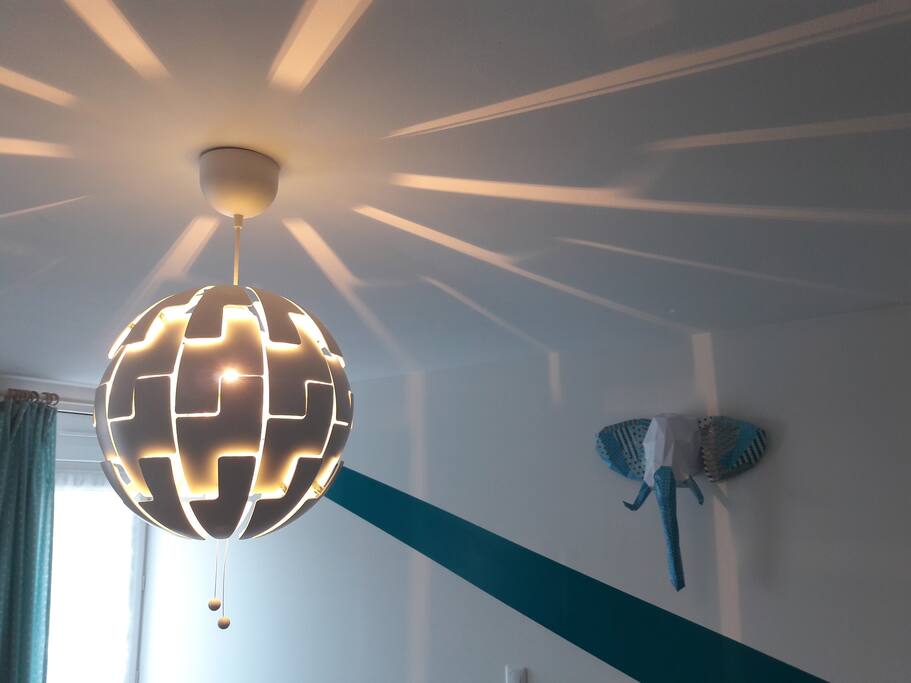 La luminosité est variable grâce au réglage de la suspension dans votre chambre