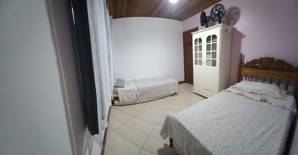 ห้องนอนเดี่ยวมีเตียง 2 เตียงเตียงเสริมและฟูกนอนเดี่ยว 