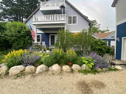 Stunning Coastal Cottage w/ Sea Views