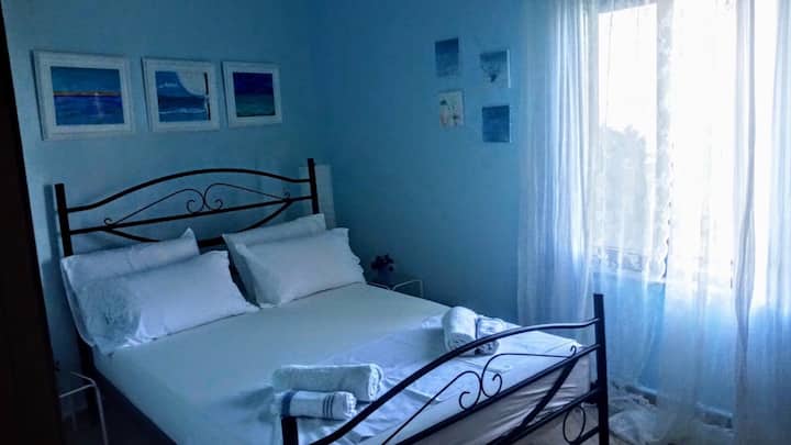 Слика од спалната соба со брачен кревет 2