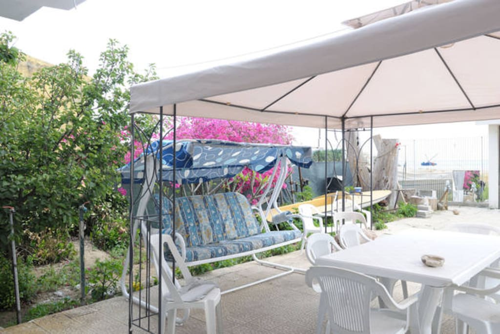 il patio con gazebo e dondolo
