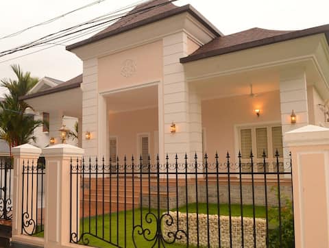 Vacay Villa - with Hot Tub and Jacuzzi