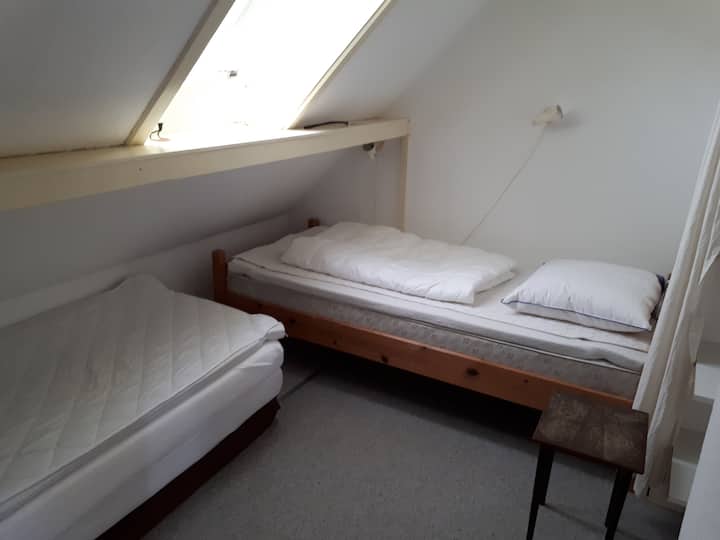 Room with 2 single beds
