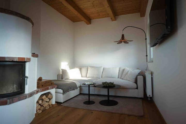 พื้นที่นั่งเล่นพร้อมเตาผิง