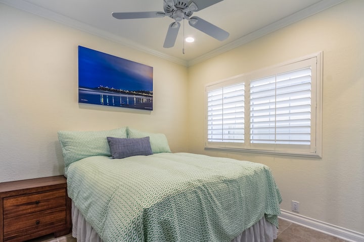 ห้องนอน 3 พร้อมเตียงควีนไซส์นอนได้ 2 คน