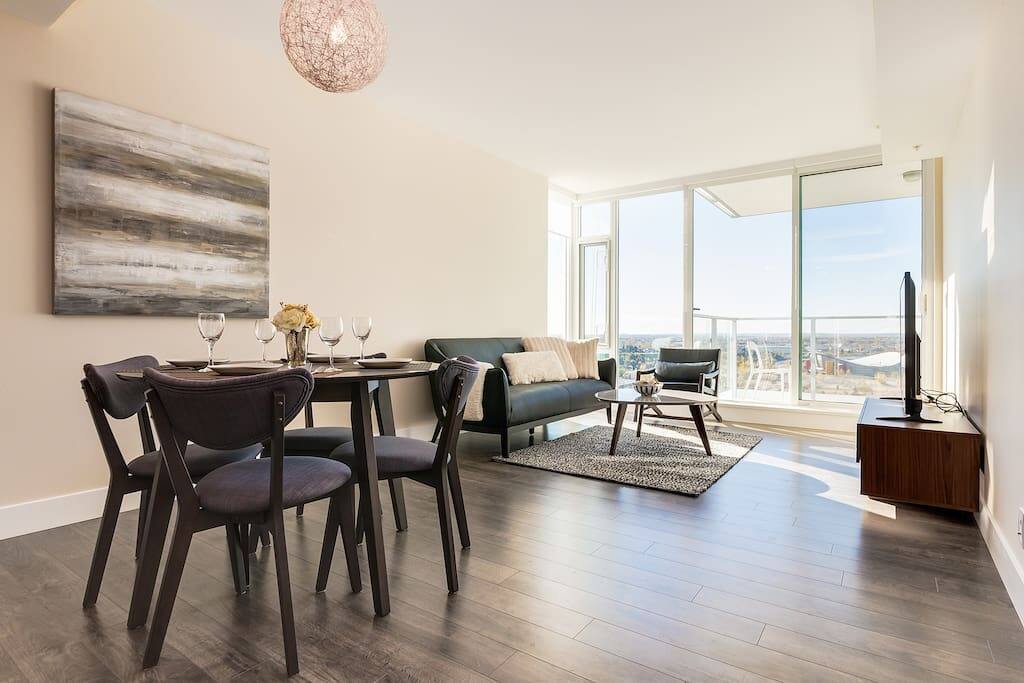 Panoramic views facing the iconic dome, with a large balcony!