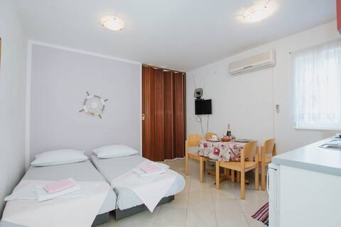 Popular Airbnb listing: Apartman Zeljka in Arbanija