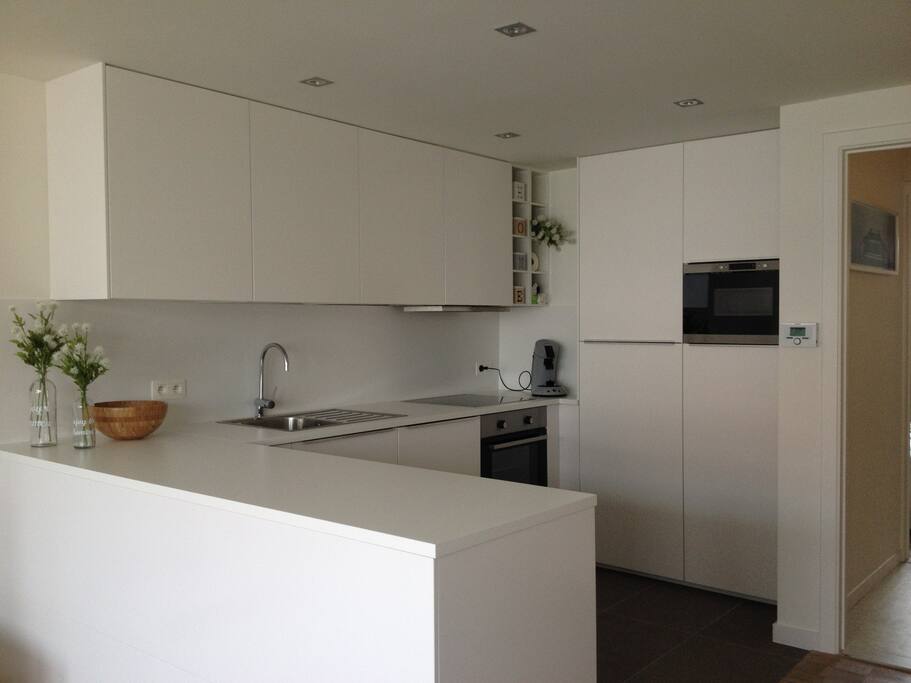 Nieuwe open keuken met wasmachine, afwasmachine, microgolf, oven...