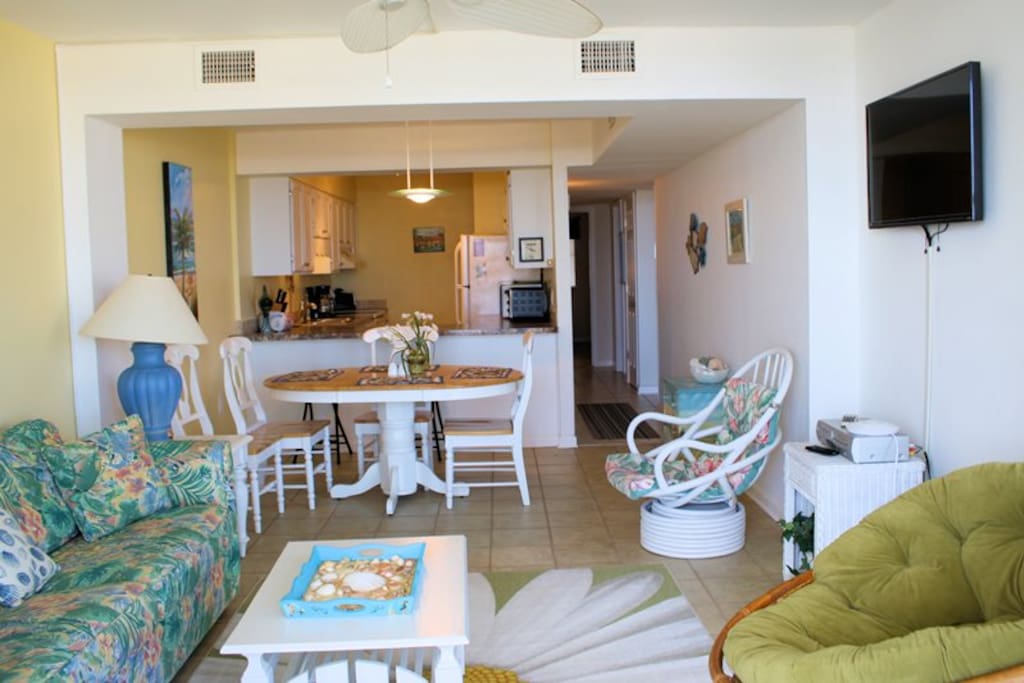 Couch,Furniture,Table,Tabletop,Dining Room