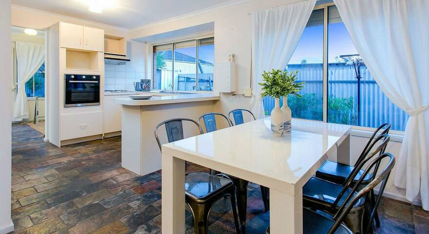 Sleepy Cat 2: Central 3br house on quiet St.