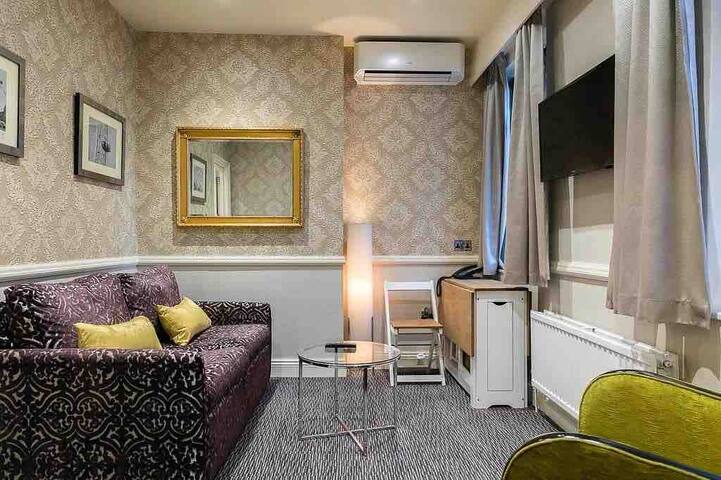 2 Bed/2 Bath Entire Flat, Sky TV, Air Con gallery image 5