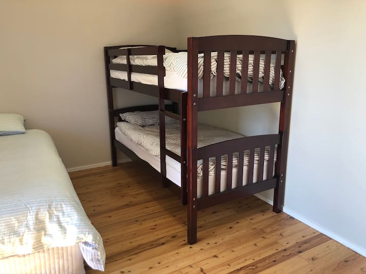 Dormitorio 3: literas individuales + cama tamaño king individual