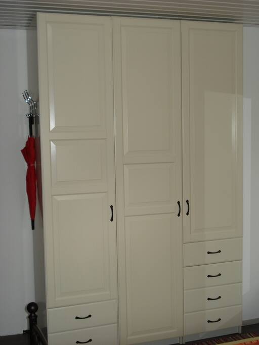 großer Schrank