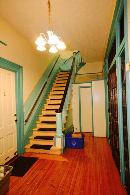 This is the hallway when you enter the building. The hostel is in apt.3 on the right, with the French doors.