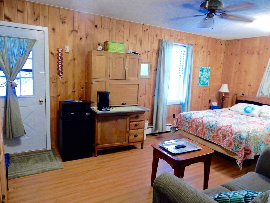 Queen size bed in entry bedroom.