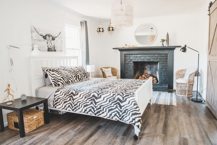 Boho Suite with Living Room & Private Entrance
