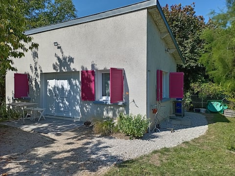 the house with pink shutters near the lake du der
