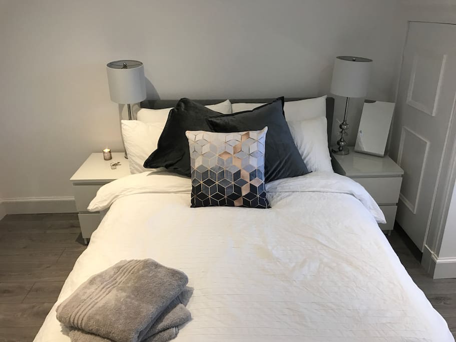 This is the double bedroom on offer. A comfy double bed with a hotel like bedding, including soft and hard pillows.