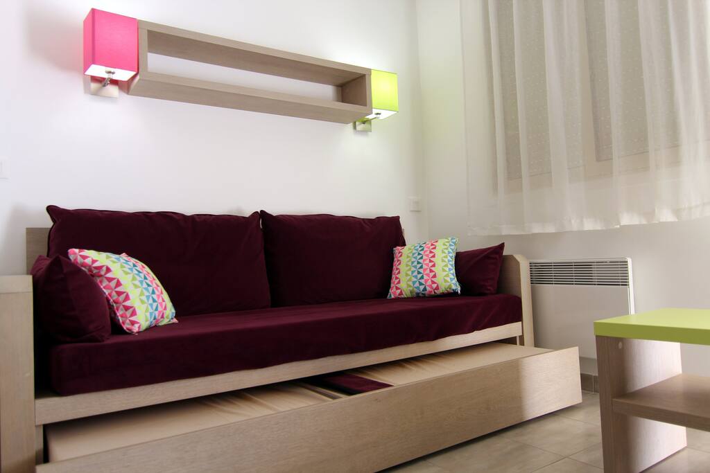 Salon avec lit simple (lit gigogne)