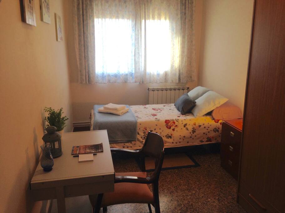 Habitación muy luminosa y amplia