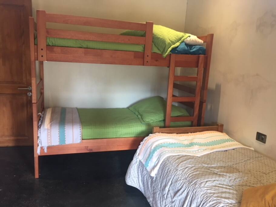 Dormitorio # 2, 3 camas con salida a la terraza