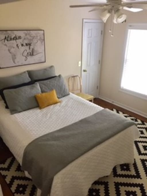 Guest bedroom w/closet