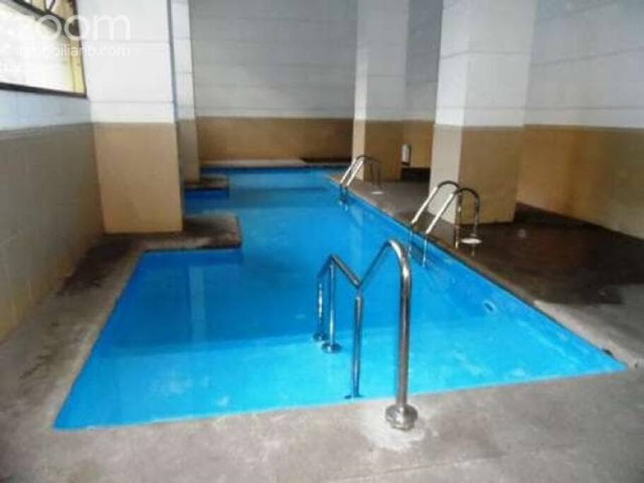 Piscina ubicada en el 1º piso del edificio