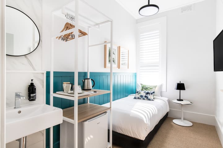 Single Room w. Private Bathroom