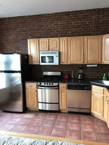 Large apt in prime carol gardens