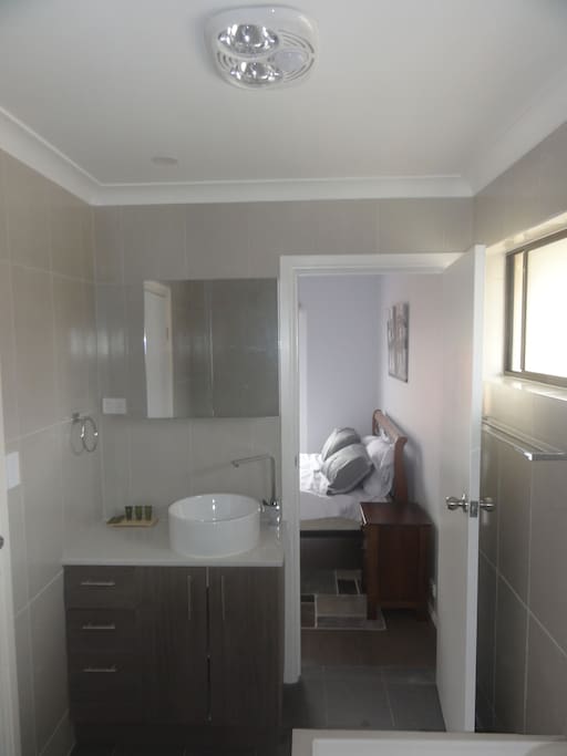 Shared main bathroom with access to master bedroom