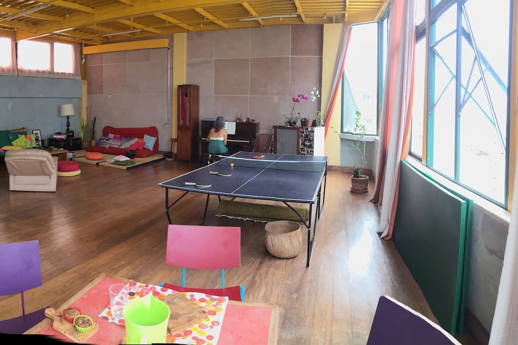 Loft com futon e mesa de ping pong